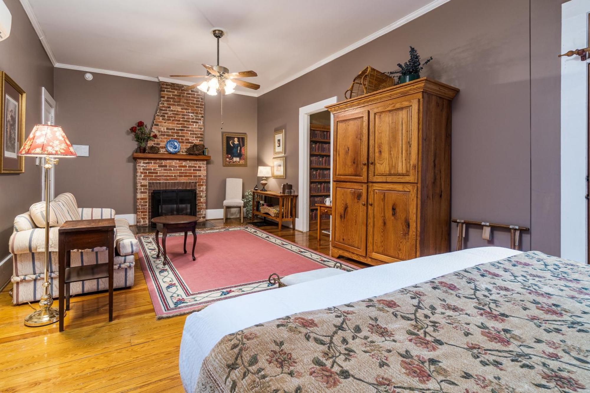 Highland Lake Inn & Resort - Flat Rock Extérieur photo