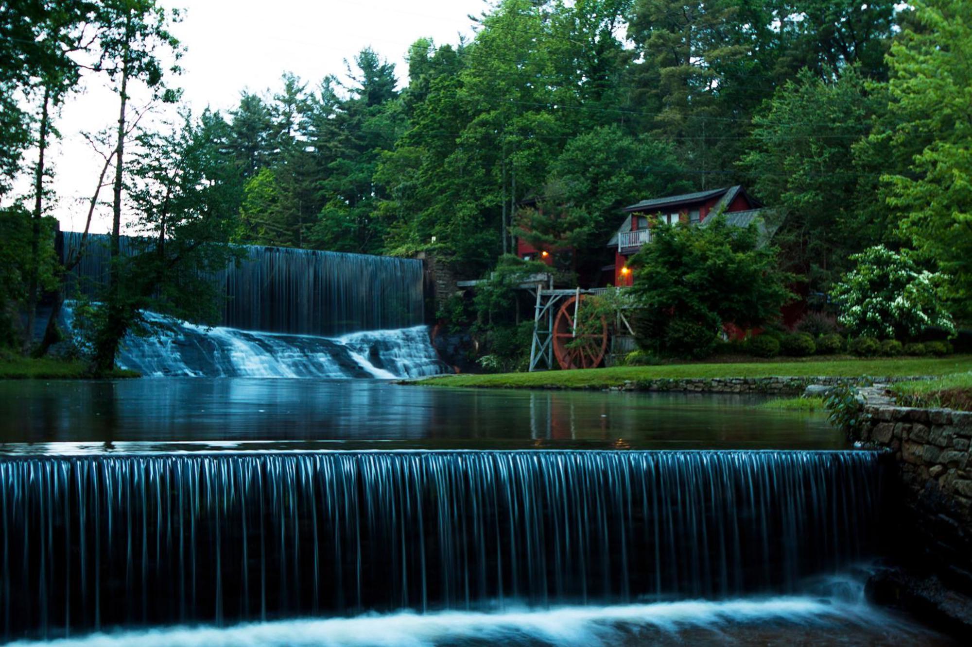 Highland Lake Inn & Resort - Flat Rock Extérieur photo