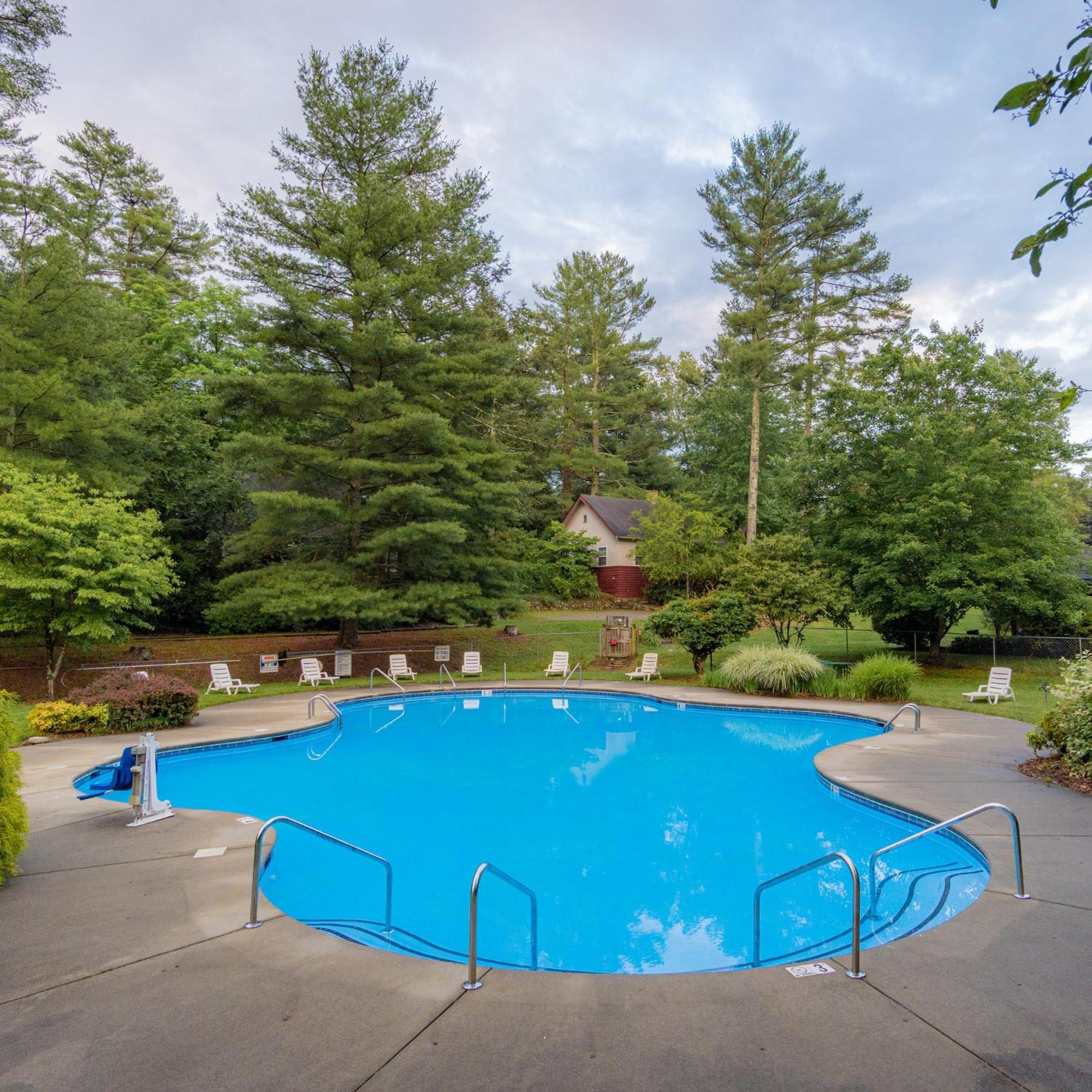 Highland Lake Inn & Resort - Flat Rock Extérieur photo