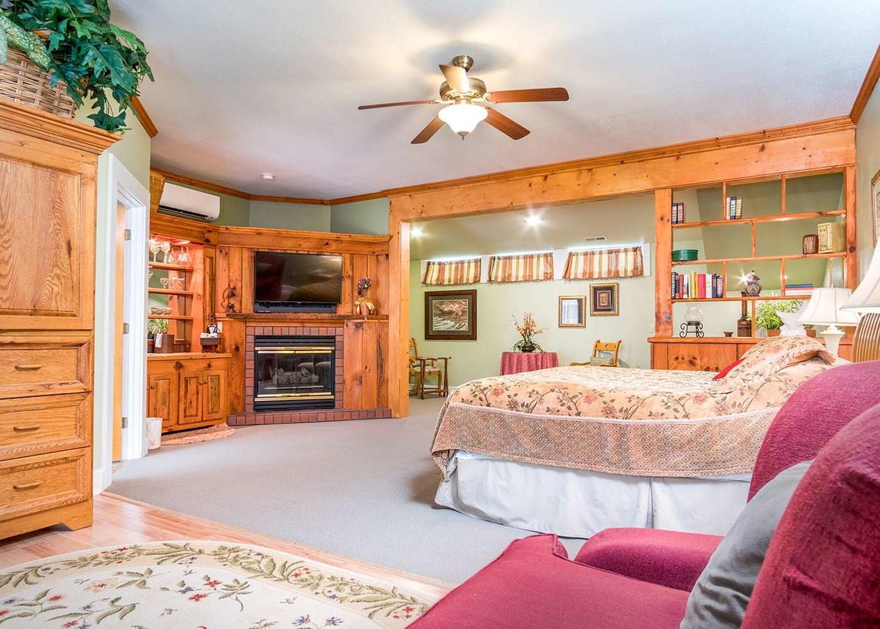 Highland Lake Inn & Resort - Flat Rock Extérieur photo