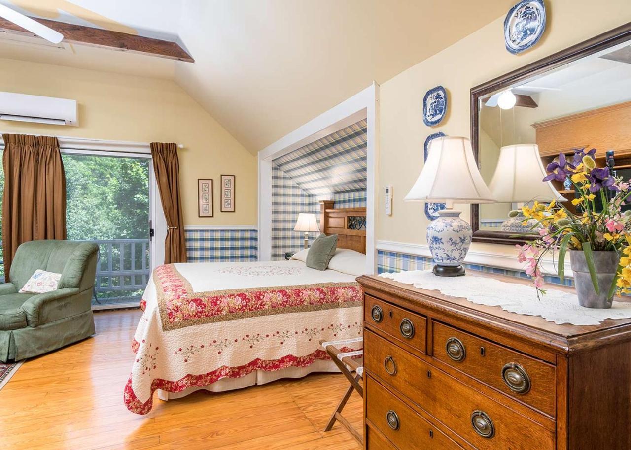 Highland Lake Inn & Resort - Flat Rock Extérieur photo