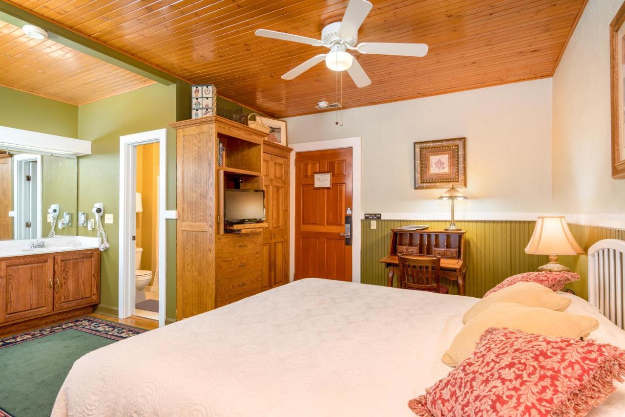Highland Lake Inn & Resort - Flat Rock Extérieur photo