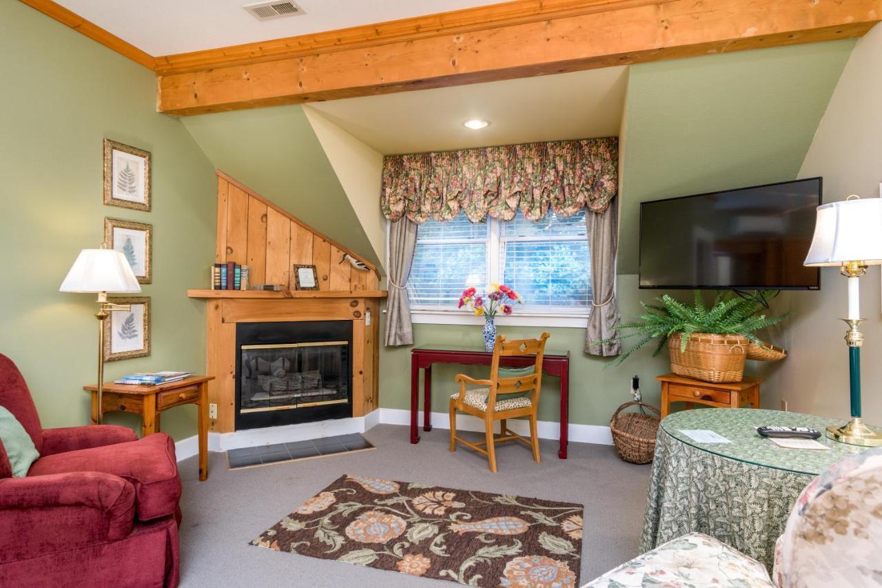 Highland Lake Inn & Resort - Flat Rock Extérieur photo