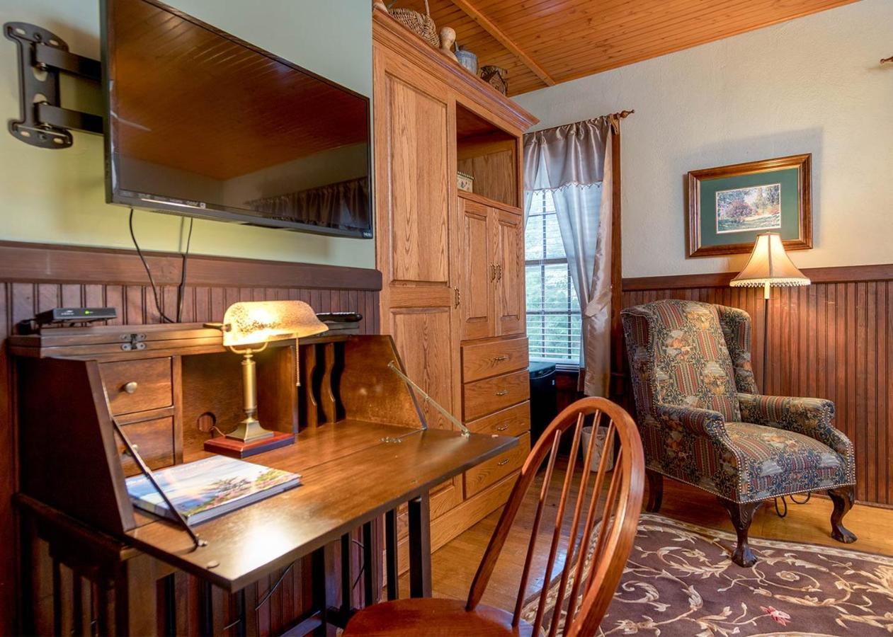 Highland Lake Inn & Resort - Flat Rock Extérieur photo